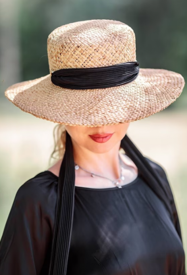 Topi boater dengan pita tali